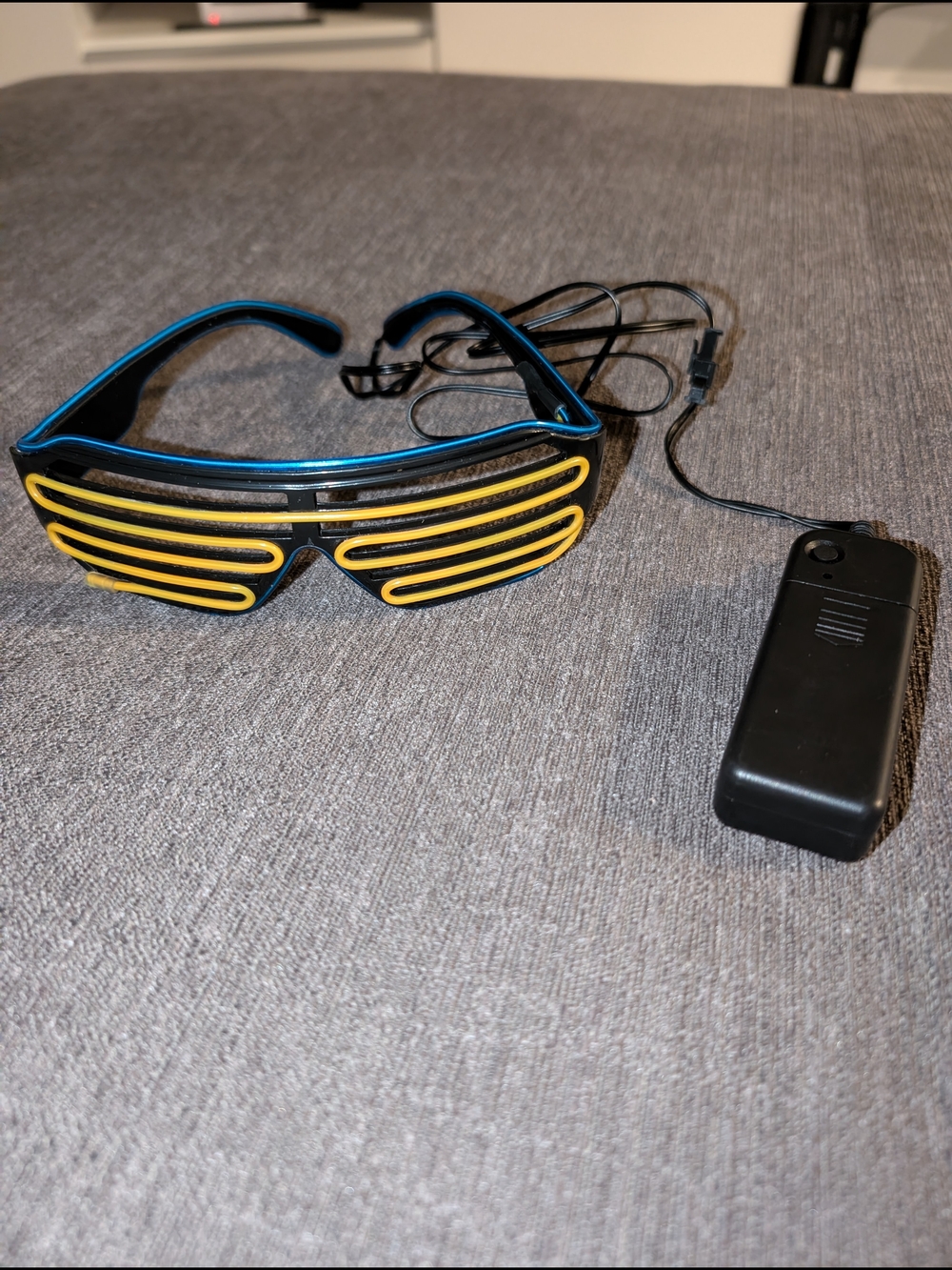 LED Slit-Shutter Party Glasses - Yellow/Blue Lighting